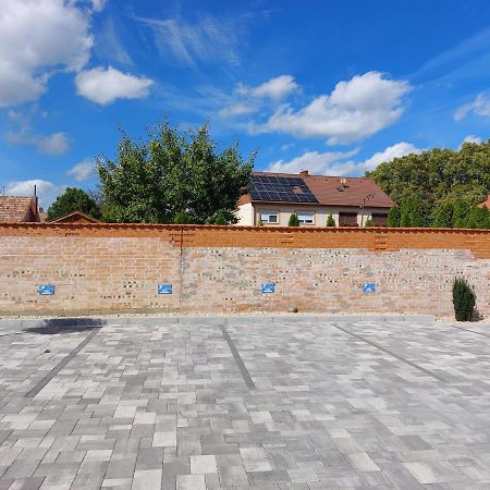 Linden Apartman 106 - Adults Only Mosonmagyaróvár Exterior foto